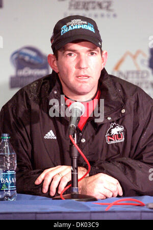 18. Dezember 2010 - Boise, Idaho, Vereinigte Staaten von Amerika - Northern Illinois Interim Kopf Fußball-Trainer Tom Matukewicz Post Spiel auf der Pressekonferenz am uDrive humanitäre Schüssel. Northern Illinois besiegte Fresno State 40-17. (Kredit-Bild: © Brian Lossness/Southcreek Global/ZUMAPRESS.com) Stockfoto