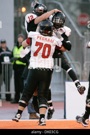 18. Dezember 2010 - Boise, Idaho, Vereinigte Staaten von Amerika - Northern Illinois Huskies Quarterback feiert seinen zweiten rauschenden Touchdown während der ersten Hälfte des Handelns der uDrive humanitäre Bowl gegen die Fresno State Bulldogge Bronco-Stadion in Boise, Idaho gespielt (Credit-Bild: © Brian Lossness/Southcreek Global/ZUMAPRESS.com) Stockfoto