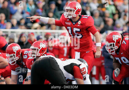 18. Dezember 2010 quarterback - Boise, Idaho, Vereinigte Staaten von Amerika - Fresno State Bulldogs Ryan Colburn (15) während der ersten Hälfte der Wirkung von uDrove humanitäre Bowl gegen die Northern Illinois Huskies Bronco-Stadion in Boise, Idaho gespielt. (Kredit-Bild: © Brian Lossness/Southcreek Global/ZUMAPRESS.com) Stockfoto