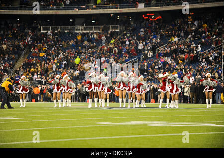 19. Dezember 2010 - Foxborough, Massachusetts, Vereinigte Staaten von Amerika - The Patriots Cheerleadern führen Sie vor dem Spiel. Die New England Patriots besiegen die Green Bay Packers 31 - 27 im Gillette Stadium. (Kredit-Bild: © Geoff Bolte/Southcreek Global/ZUMAPRESS.com) Stockfoto