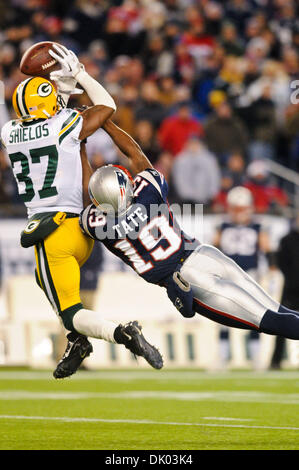 19. Dezember 2010 - Foxborough, Massachusetts, Vereinigte Staaten von Amerika - Packers CB Sam Shields (37) fehlt nur das Abhören auf der Pass-Versuch, New England Patriots WR Brandon Tate (19). Die New England Patriots besiegen die Green Bay Packers 31 - 27 im Gillette Stadium. (Kredit-Bild: © Geoff Bolte/Southcreek Global/ZUMAPRESS.com) Stockfoto