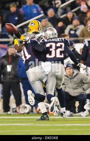 19. Dezember 2010 - Foxborough, Massachusetts, Vereinigte Staaten von Amerika - Packers WR James Jones (89, zurück) fängt den Ball durch seine Fingerspitzen während von New England Patriots' S Brandon Meriweather verfolgt (31, l) und CB Devin McCourty (32, f). Jones würde ausbrechen und einen Touchdown. Die New England Patriots besiegen die Green Bay Packers 31 - 27 im Gillette Stadium. (Kredit-ich Stockfoto