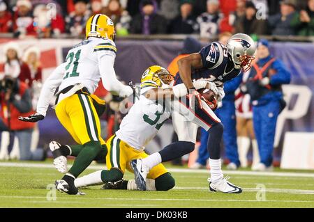 19. Dezember 2010 - Foxborough, Massachusetts, Vereinigte Staaten von Amerika - New England Patriots WR Brandon Tate (19, R) von Packers CB Sam Shields (37) angegangen wird, während CB Charles Woodson (21) verfolgt, um die Ausrüstung zu beenden.  Die New England Patriots besiegen die Green Bay Packers 31 - 27 im Gillette Stadium. (Kredit-Bild: © Geoff Bolte/Southcreek Global/ZUMAPRESS.com) Stockfoto