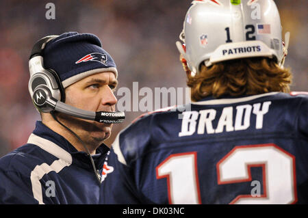 19. Dezember 2010 - Foxborough, Massachusetts, Vereinigte Staaten von Amerika - New England Patriots quarterbacks Coach Bill O'Brien Gespräche mit QB Tom Brady (12) bei einem Timeout. Die New England Patriots besiegen die Green Bay Packers 31 - 27 im Gillette Stadium. (Kredit-Bild: © Geoff Bolte/Southcreek Global/ZUMAPRESS.com) Stockfoto