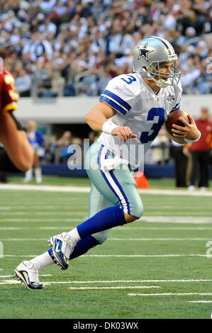 19. Dezember 2010 - Arlington, Texas, Vereinigte Staaten von Amerika - Dallas Cowboys quarterback Jon Kitna (3) klettert, da die Dallas Cowboys im Cowboys Stadium in Arlington, Texas die Washington Redskins 20-7 in der Mitte führen. (Kredit-Bild: © Steven Leija/Southcreek Global/ZUMAPRESS.com) Stockfoto