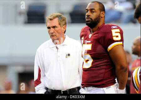 19. Dezember 2010 - Arlington, Texas, Vereinigte Staaten von Amerika - Washington Redskins Head Coach Mike Shanahan und Washington Redskins quarterback Donovan McNabb (5) während vor dem Spiel Poloshirt als die Dallas Cowboys besiegen die Washington Redskins 33-30 im Cowboys Stadium in Arlington, Texas. (Kredit-Bild: © Steven Leija/Southcreek Global/ZUMAPRESS.com) Stockfoto