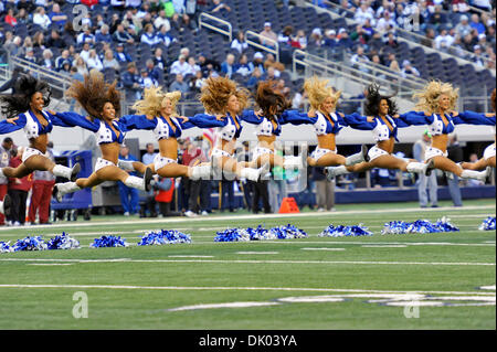 19. Dezember 2010 - Arlington, Texas, Vereinigte Staaten von Amerika - Dallas Cowboys Cheerleaders während der Pre-game Entertainment als die Dallas Cowboys besiegen die Washington Redskins 33-30 im Cowboys Stadium in Arlington, Texas. (Kredit-Bild: © Steven Leija/Southcreek Global/ZUMAPRESS.com) Stockfoto