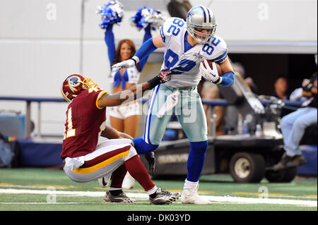 19. Dezember 2010 beenden - Arlington, Texas, Vereinigte Staaten von Amerika - Dallas Cowboys engen Jason Witten (82) kämpft für zusätzliche Yards als die Dallas Cowboys Niederlage die Washington Redskins 33-30 im Cowboys Stadium in Arlington, Texas. (Kredit-Bild: © Steven Leija/Southcreek Global/ZUMAPRESS.com) Stockfoto