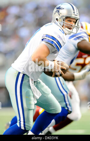 19. Dezember 2010 - Arlington, Texas, Vereinigte Staaten von Amerika - Dallas Cowboys-Quarterback, die Jon Kitna (3) zurück in die Tasche für die Hand als die Dallas Cowboys Niederlage die Washington Redskins 33-30 im Cowboys Stadium in Arlington, Texas fällt. (Kredit-Bild: © Steven Leija/Southcreek Global/ZUMAPRESS.com) Stockfoto