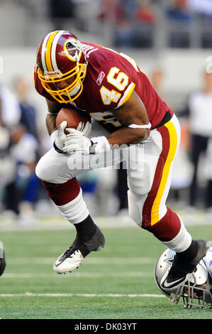 19. Dezember 2010 - Arlington, Texas, Vereinigte Staaten von Amerika - Washington Redskins läuft wieder Ryan Torain (46) Kräfte der Mitte als die Dallas Cowboys besiegen die Washington Redskins 33-30 im Cowboys Stadium in Arlington, Texas. (Kredit-Bild: © Steven Leija/Southcreek Global/ZUMAPRESS.com) Stockfoto