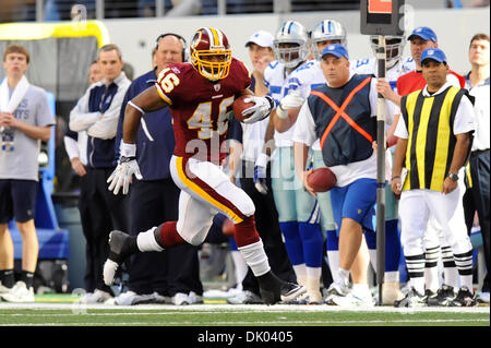 19. Dezember 2010 - Arlington, Texas, Vereinigte Staaten von Amerika - Washington Redskins zurück laufen Ryan Torain (46) Rennen entlang der Seitenlinie als die Dallas Cowboys besiegen die Washington Redskins 33-30 im Cowboys Stadium in Arlington, Texas. (Kredit-Bild: © Steven Leija/Southcreek Global/ZUMAPRESS.com) Stockfoto