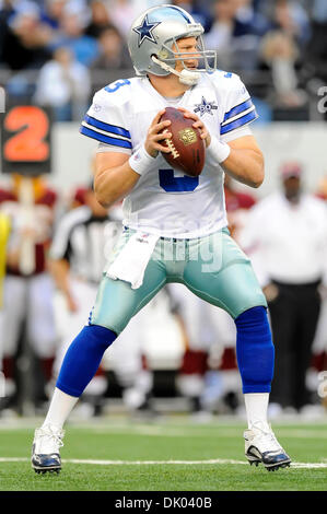 19. Dezember 2010 - Arlington, Texas, Vereinigte Staaten von Amerika - Dallas Cowboys-quarterback Jon Kitna (3) Tropfen zurück in die Tasche schauen zu übergeben, da die Dallas Cowboys die Washington Redskins 33-30 im Cowboys Stadium in Arlington, Texas besiegen. (Kredit-Bild: © Steven Leija/Southcreek Global/ZUMAPRESS.com) Stockfoto