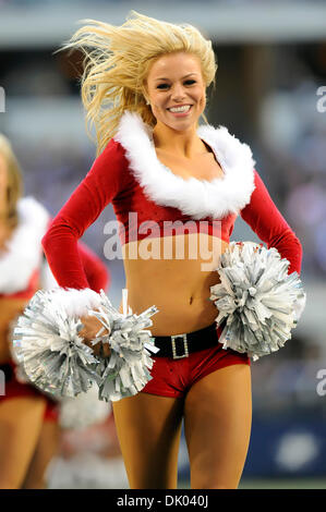 19. Dezember 2010 - Arlington, Texas, Vereinigte Staaten von Amerika - Dallas Cowboys Cheerleaders in ihren Santa-Outfits während der Spielaktion als die Dallas Cowboys besiegen die Washington Redskins 33-30 im Cowboys Stadium in Arlington, Texas. (Kredit-Bild: © Steven Leija/Southcreek Global/ZUMAPRESS.com) Stockfoto