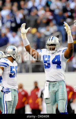 19. Dezember 2010 - Arlington, Texas, Vereinigte Staaten von Amerika - Dallas Cowboys Linebacker DeMarcus Ware (94) Feuer bis die Masse als die Dallas Cowboys besiegen die Washington Redskins 33-30 im Cowboys Stadium in Arlington, Texas. (Kredit-Bild: © Steven Leija/Southcreek Global/ZUMAPRESS.com) Stockfoto