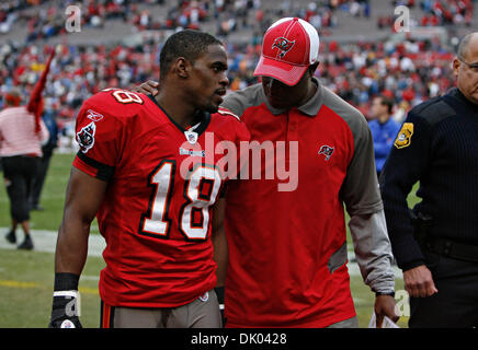 19. Dezember 2010 - DANIEL WALLACE |   Times.TP 328133 WALL Bucs 11 (19.12.2010 Tampa) Tampa Bay Buccaneers breite Empfänger Sammie Stroughter (18) abseits des Spielfeldes mit Kopf Spaziergänge Trainer Raheem Morris nach ihrer Überstunden-Niederlage gegen die Detroit Lions. ZWEITE Hälfte Aktion: Die Tampa Bay Buccaneers spielen den Detroit Lions im Raymond James Stadium in Tampa, Florida Die Bucs verloren 20-17 in der Overtime. [D Stockfoto