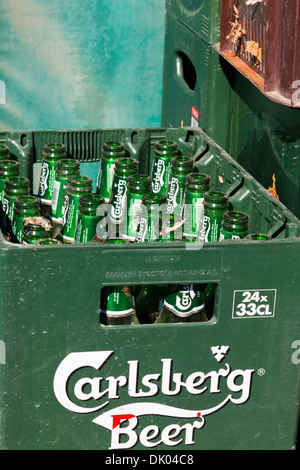 Kiste voller leere Carlsberg-Bier-Flaschen. Zypern. Stockfoto