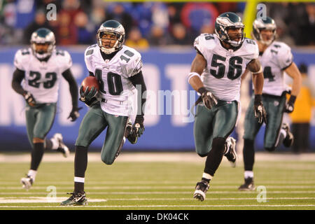 19. Dezember 2010 wechselt - East Rutherford, New Jersey, Vereinigte Staaten von Amerika - Philadelphia Eagles Wide Receiver DeSean Jackson (10) einen Punt zum spielentscheidenden Touchdown mit keine Zeit mehr auf die Uhr während der Woche 15 NFL Aktion zwischen den Philadelphia Eagles und die New York Giants in der New Meadowlands Stadium in East Rutherford, NJ Die Adler besiegte die Riesen 38-31. (Kredit Ima Stockfoto