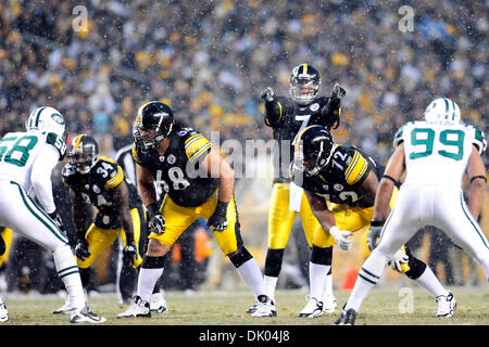 19. Dezember 2010 - Pittsburgh, Pennsylvania, Vereinigte Staaten von Amerika - 19. Dezember 2010: Pittsburgh Steeler QB Ben Roethlisberger (#7) leitet das Vergehen gegen die New York Jets in1st halbe Wirkung bei Heinz Field in Pittsburgh Pennsylvania.The New York Jets besiegen die Pittsburgh Steelers 22-17. (Kredit-Bild: © Paul Lindenfelser/Southcreek Global/ZUMAPRESS.com) Stockfoto