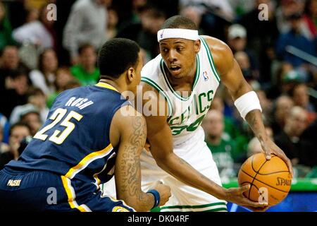 19. Dezember 2010 - Boston, guard Massachusetts, USA - Boston Celtics forward PAUL PIERCE, Indiana Pacers starrt BRANDON RUSH im TD Garden. (Kredit-Bild: © Kelvin Ma/ZUMAPRESS.com) Stockfoto