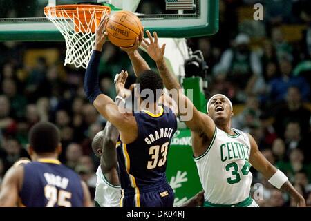 19. Dezember 2010 - Boston, weiter Massachusetts, USA - Boston Celtics forward PAUL PIERCE versucht, ein Schuss aus Indiana Pacers blockieren DANNY GRANGER im TD Garden. (Kredit-Bild: © Kelvin Ma/ZUMAPRESS.com) Stockfoto