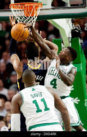 19. Dezember 2010 - Boston, Massachusetts, blockt USA - Boston Celtics Wache NATE ROBINSON einen Schuss von Indiana Pacers vorwärts DANNY GRANGER im TD Garden. (Kredit-Bild: © Kelvin Ma/ZUMAPRESS.com) Stockfoto