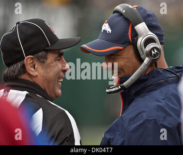 19. Dezember 2010 - Oakland, CA, USA - Oakland Raiders Vs Denver Broncos im Oakland-Alameda County Coliseum Sonntag, 19. Dezember 2010. Bronco Cheftrainer Eric Studesville sprechen Sie mit Ref... Raiders schlagen Broncos 39-23. (Kredit-Bild: © Al Golub/ZUMAPRESS.com) Stockfoto