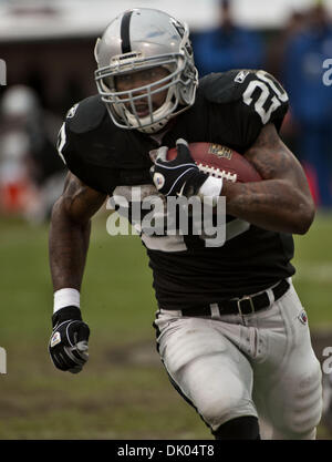 19. Dezember 2010 - Oakland, CA, USA - Oakland Raiders Vs Denver Broncos im Oakland-Alameda County Coliseum Sonntag, 19. Dezember 2010. Oakland Raiders Runningback Darren McFadden #20.Raiders schlagen Broncos 39-23. (Kredit-Bild: © Al Golub/ZUMAPRESS.com) Stockfoto