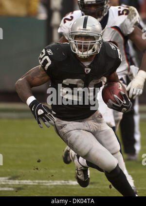 19. Dezember 2010 - Oakland, CA, USA - Oakland Raiders Vs Denver Broncos im Oakland-Alameda County Coliseum Sonntag, 19. Dezember 2010. Oakland Raiders Runningback Darren McFadden #20.Raiders schlagen Broncos 39-23. (Kredit-Bild: © Al Golub/ZUMAPRESS.com) Stockfoto