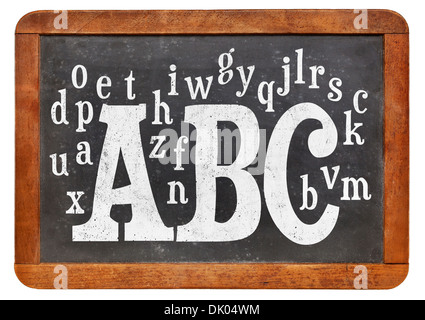 ABC und zufällige Buchstaben des Alphabets auf einer Vintage Schiefer Tafel isoliert auf weiss Stockfoto