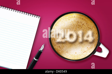 Frohes neues Jahr 2014, Tasse Cappuccino mit 2014 Zahlen hergestellt aus Schaumstoff mit Notizblock und Stift. Stockfoto