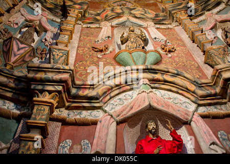 Arizona, Tucson. Historischen maurischen, byzantinischen & mexikanischen Stil Franziskaner-Mission San Xavier del Bac, c. 1783 bis 1797. Innenraum. Stockfoto