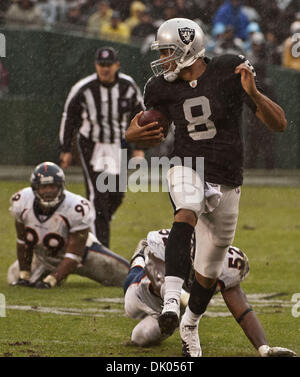 19. Dezember 2010 - Oakland, CA, USA - Oakland Raiders Vs Denver Broncos im Oakland-Alameda County Coliseum Sonntag, 19. Dezember 2010.  Oakland Raiders quarterback Jason Campbell #8 Get away from Bronco Verteidiger... Raiders schlagen Broncos 39-23. (Kredit-Bild: © Al Golub/ZUMAPRESS.com) Stockfoto