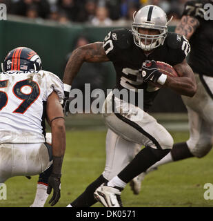 19. Dezember 2010 - Oakland, CA, USA - Oakland Raiders Vs Denver Broncos im Oakland-Alameda County Coliseum Sonntag, 19. Dezember 2010. Oakland Raiders Runningback Darren McFadden #20.Raiders schlagen Broncos 39-23. (Kredit-Bild: © Al Golub/ZUMAPRESS.com) Stockfoto