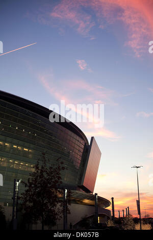 19. Dezember 2010 - Arlington, Texas, USA - 19.12.2010. Ein Weitergabe Jet hinterlässt eine Spur als die Sonne untergeht über Cowboys Stadium in Arlington, Texas nachdem die Dallas Cowboys die Washington Redskins 33 bis 30 in einem NFL besiegt Spiel am Sonntag nach Mittag 19. Dezember 2010. Das Stadion wird Superbowl XLV am 6. Februar 2011 veranstalten. (Kredit-Bild: © ZUMA Ralph Lauer/ZUMAPRESS.com) Stockfoto
