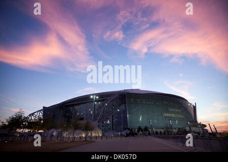 19. Dezember 2010 setzt - Arlington, Texas, USA - die Sonne über Cowboys Stadium, nachdem die Dallas Cowboys die Washington Redskins 33 - 30 in einem NFL-Spiel besiegt. Das Stadion wird Superbowl XLV am 6. Februar 2011 veranstalten. (Kredit-Bild: © ZUMA Ralph Lauer/ZUMAPRESS.com) Stockfoto
