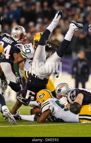 19. Dezember 2010 - Foxborough, Massachusetts, Vereinigte Staaten von Amerika - New England Patriots WR Brandon Tate (19) wird am Ende nach der Rückkehr der Kick-off. Bei der Hälfte der Green Bay Packers führt die New England Patriots 17 - 14 im Gillette Stadium. (Kredit-Bild: © Geoff Bolte/Southcreek Global/ZUMAPRESS.com) Stockfoto