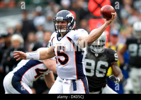 19. Dezember 2010 - Oakland, California, Vereinigte Staaten von Amerika - Denver Broncos Quarterback, die Tim Tebow (15) sinkt wieder passieren während der NFL-Spiel zwischen den Oakland Raiders und den Denver Broncos in Oakland-Alameda County Coliseum.  Die Raiders schlagen die Broncos 39-23. (Kredit-Bild: © Matt Cohen/Southcreek Global/ZUMAPRESS.com) Stockfoto