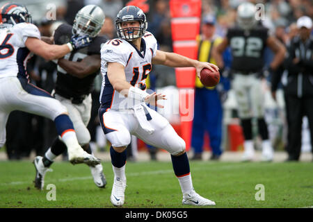 19. Dezember 2010 - Oakland, California, Vereinigte Staaten von Amerika - Denver Broncos Quarterback, die Tim Tebow (15) sinkt wieder passieren während der NFL-Spiel zwischen den Oakland Raiders und den Denver Broncos in Oakland-Alameda County Coliseum.  Die Raiders schlagen die Broncos 39-23. (Kredit-Bild: © Matt Cohen/Southcreek Global/ZUMAPRESS.com) Stockfoto
