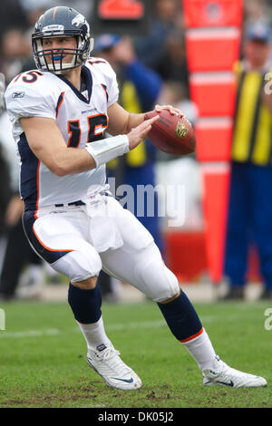 19. Dezember 2010 - Oakland, California, Vereinigte Staaten von Amerika - Denver Broncos Quarterback, die Tim Tebow (15) sinkt wieder passieren während der NFL-Spiel zwischen den Oakland Raiders und den Denver Broncos in Oakland-Alameda County Coliseum.  Die Raiders schlagen die Broncos 39-23. (Kredit-Bild: © Matt Cohen/Southcreek Global/ZUMAPRESS.com) Stockfoto