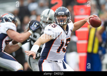 19. Dezember 2010 - Oakland, California, Vereinigte Staaten von Amerika - Denver Broncos Quarterback, die Tim Tebow (15) sinkt wieder passieren während der NFL-Spiel zwischen den Oakland Raiders und den Denver Broncos in Oakland-Alameda County Coliseum.  Die Raiders schlagen die Broncos 39-23. (Kredit-Bild: © Matt Cohen/Southcreek Global/ZUMAPRESS.com) Stockfoto