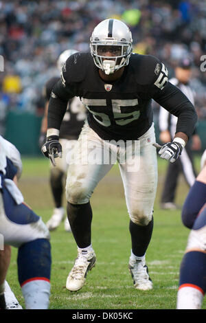 19. Dezember 2010 bereitet - Oakland, California, Vereinigte Staaten von Amerika - Oakland Raiders Linebacker Rolando McClain (55), während die NFL-Spiel zwischen den Oakland Raiders und den Denver Broncos in Oakland-Alameda County Coliseum Blitz.  Die Raiders schlagen die Broncos 39-23. (Kredit-Bild: © Matt Cohen/Southcreek Global/ZUMAPRESS.com) Stockfoto