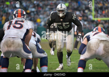 19. Dezember 2010 bereitet - Oakland, California, Vereinigte Staaten von Amerika - Oakland Raiders Linebacker Rolando McClain (55), während die NFL-Spiel zwischen den Oakland Raiders und den Denver Broncos in Oakland-Alameda County Coliseum Blitz.  Die Raiders schlagen die Broncos 39-23. (Kredit-Bild: © Matt Cohen/Southcreek Global/ZUMAPRESS.com) Stockfoto