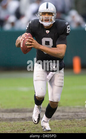 19. Dezember 2010 - Oakland, Kalifornien, USA - Oakland Raiders quarterback JASON CAMPBELL #8. (Kredit-Bild: © William Mancebo/ZUMAPRESS.com) Stockfoto