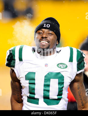 19. Dezember 2010 - Pittsburgh, Pennsylvania, Vereinigte Staaten von Amerika - 19. Dezember 2010: New York Jets Santonio Holmes (#10) wird dem letzte Lachen seine ehemaligen Mitarbeiter am Heinz Field in Pittsburgh Pennsylvania.The New York Jets Niederlage gegen die Pittsburgh Steelers 22-17. (Kredit-Bild: © Paul Lindenfelser/Southcreek Global/ZUMAPRESS.com) Stockfoto