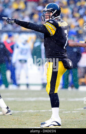 19. Dezember 2010 - Pittsburgh, Pennsylvania, Vereinigte Staaten von Amerika - 19. Dezember 2010: Pittsburgh Steeler QB Ben Roethlisberger (#7) leitet das Vergehen gegen die New York Jets in1st halbe Wirkung bei Heinz Field in Pittsburgh Pennsylvania.The New York Jets besiegen die Pittsburgh Steelers 22-17. (Kredit-Bild: © Paul Lindenfelser/Southcreek Global/ZUMAPRESS.com) Stockfoto