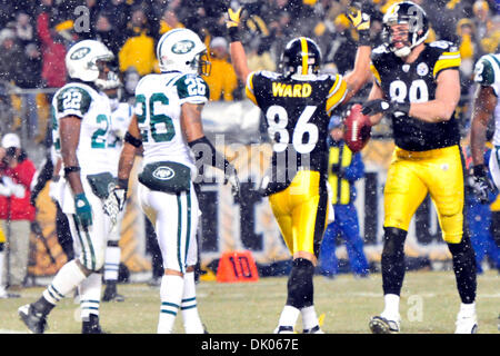 19. Dezember 2010 - Pittsburgh, Pennsylvania, Vereinigte Staaten von Amerika - 19. Dezember 2010: Pittsburgh Steeler WR Hines Ward (#86) feiert mit TE Matt Spaeth (#89) nach seiner Touchdown fangen gegen die New York Jets in1st halbe Wirkung bei Heinz Field in Pittsburgh Pennsylvania.The New York Jets Niederlage die Pittsburgh Steelers 22-17. (Kredit-Bild: © Paul Lindenfelser/Southcreek Global / Stockfoto