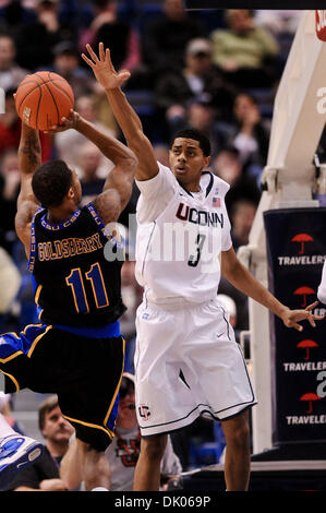 20. Dezember 2010 - Hartford, Connecticut, Vereinigte Staaten von Amerika - Connecticut G/F Jeremy Lamb (3) Versuche, die Aufnahme von Coppin Zustand PG Vince Goldsberry (11) zu blockieren. Bei der Hälfte #4 führt Connecticut Coppin Zustand 39 - 19 im XL Center. (Kredit-Bild: © Geoff Bolte/Southcreek Global/ZUMAPRESS.com) Stockfoto