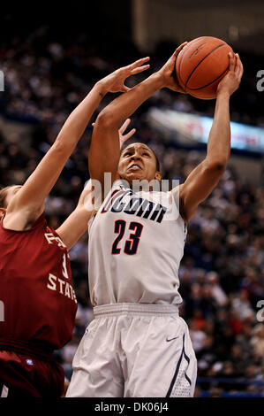 21. Dezember 2010 sieht - Hartford, Connecticut, Vereinigte Staaten von Amerika - Connecticut F Maya Moore (23), Partitur. Moore hat 26 Punkte in der Mitte. Der halbe Connecticut führt Florida State 54 - 27 im XL Center. (Kredit-Bild: © Geoff Bolte/Southcreek Global/ZUMAPRESS.com) Stockfoto