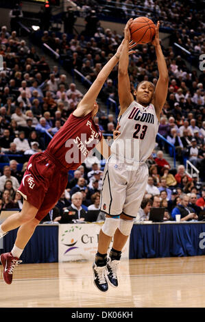 21. Dezember 2010 - Hartford, Connecticut, Vereinigte Staaten von Amerika - Connecticut F Maya Moore (23) packt den Abpraller vor Florida State G Alexa Deluzio (3). Connecticut Niederlagen Florida State 93-62 im XL Center ihre 89. geraden Spiel eine NCAA Aufzeichnung zu gewinnen. (Kredit-Bild: © Geoff Bolte/Southcreek Global/ZUMAPRESS.com) Stockfoto