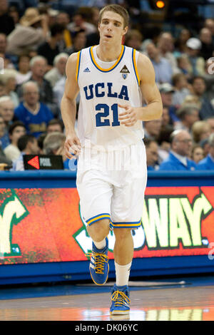 21. Dezember 2010 - Westwood, Kalifornien, USA - UCLA Bruins weiterleiten Brendan Lane #21 während der Montana State Vs UCLA Spiel im Pauley Pavilion. Die UCLA Bruins fuhr fort, um die Montana State Bobcats mit einem Endstand von 75-69 zu besiegen. (Kredit-Bild: © Brandon Parry/Southcreek Global/ZUMAPRESS.com) Stockfoto